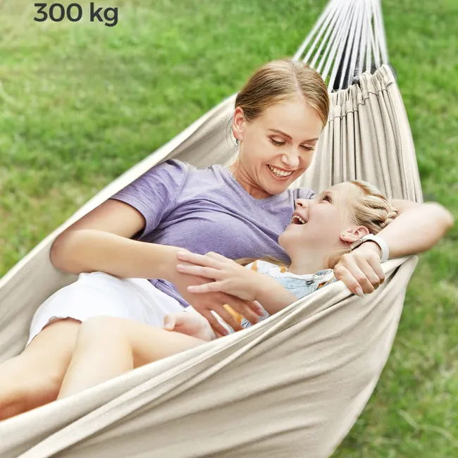 Mama z dzieckiem relaksujący się w hamaku – nośność 300 kg